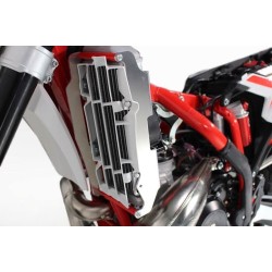 Προστατευτικό για ψυγείο RR125-300 20-23 RD AXP RACING AX1552