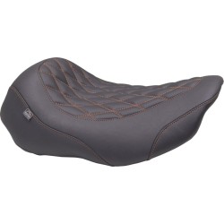 Φαρδιά σέλα Tripper - Solo - μανταρινί πορτοκαλί ραφές MUSTANG SEATS 88503MO Φαρδιά σέλα Tripper - Solo - μανταρινί πορτοκαλί ραφές MUSTANG SEATS 88503MO