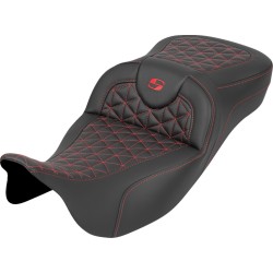 Κάθισμα RoadSofa Tri Gripper - εκτεταμένη εμβέλεια - κόκκινη ραφή - χωρίς πλάτη SADDLEMEN 808-07B-21104 Κάθισμα RoadSofa Tri Gripper - εκτεταμένη εμβέλεια - κόκκινη ραφή - χωρίς πλάτη SADDLEMEN 808-07B-21104