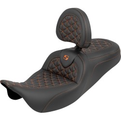 Κάθισμα RoadSofa Tri Gripper - τυπική εμβέλεια - πορτοκαλί ραφή - χωρίς υποστήριξη πλάτης SADDLEMEN 808-07B-210B3 Κάθισμα RoadSofa Tri Gripper - τυπική εμβέλεια - πορτοκαλί ραφή - χωρίς υποστήριξη πλάτης SADDLEMEN 808-07B-210B3